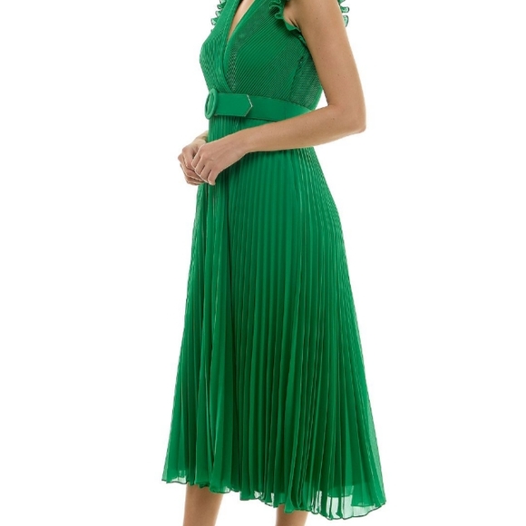 Elegant Green Pleated Dress - Picture 3 of 5